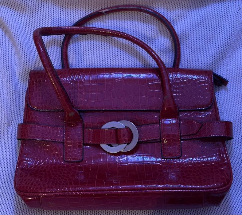 Продам сумку красную