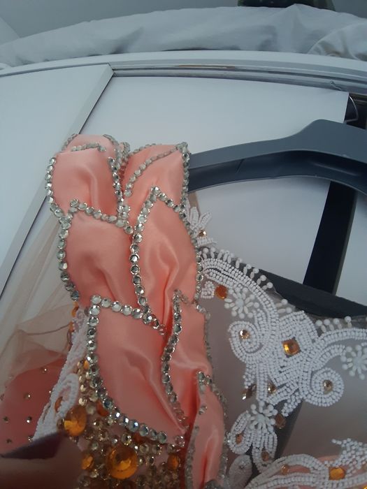 Vand rochie eleganta cu broderie si petricele 1000 ron!