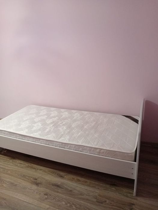 Кровать с матрасом