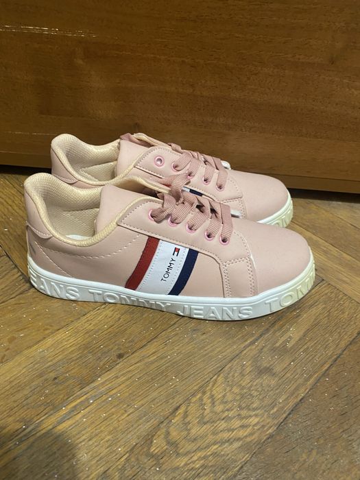 Маратонки номер 35 ,имат леко пожълтяване на подметките нови не са нос