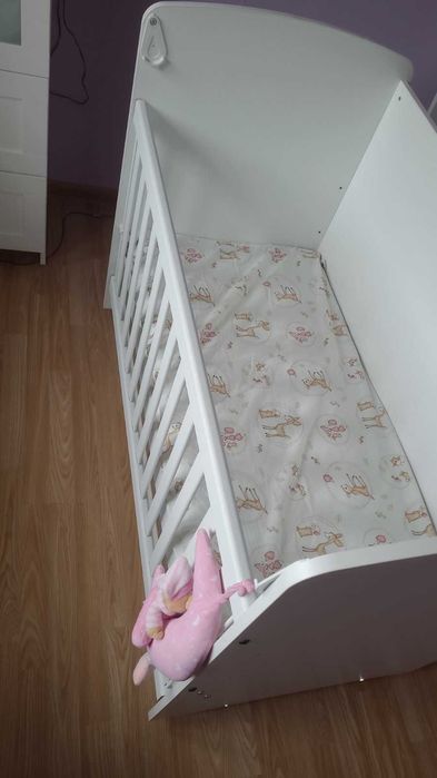 Бебешко легло с люлеещ се механизам в бял цвят