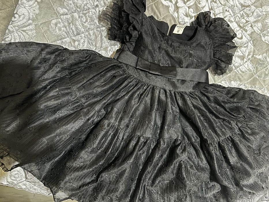 Продам черное нарядное платье на 3-4 года