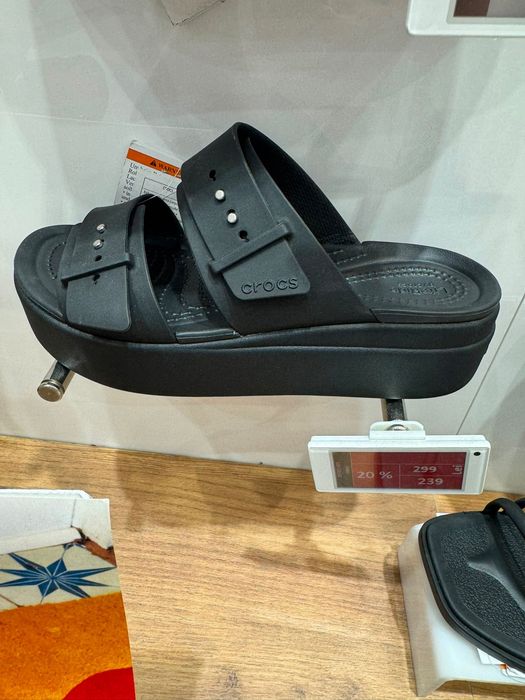 Papuci Crocs , în stare f bună
