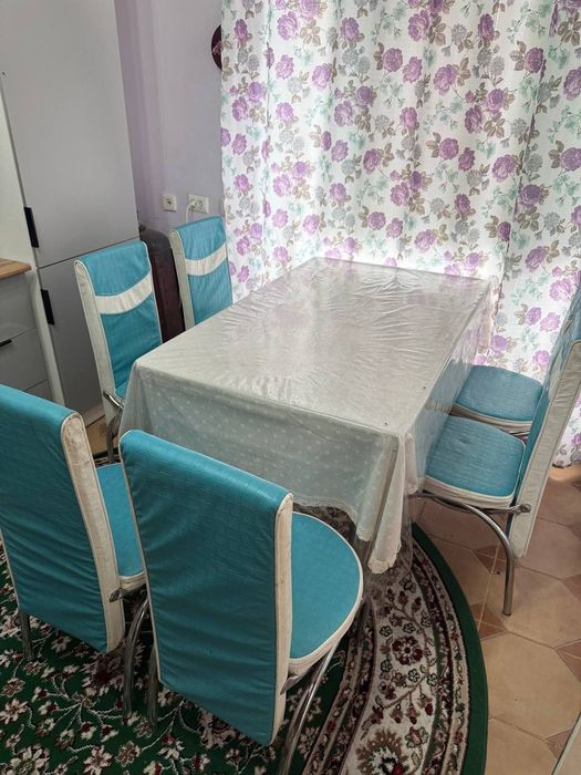 Стол со стульями