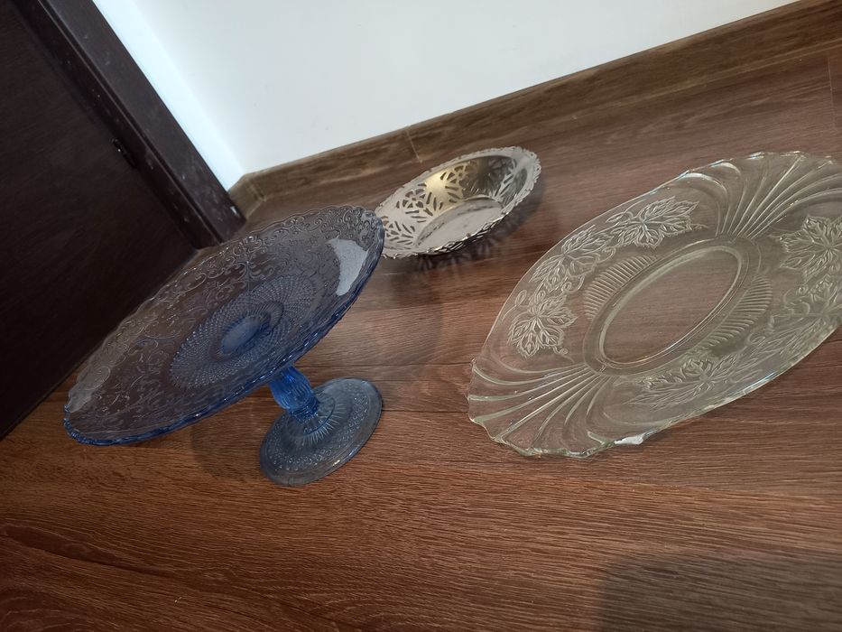Platou cu 3 farfurii pentru servire prajituri/patiserie.
Setul nu a fost niciodata folosit fiind doar depozitat spre pastrare.
Dimensiuni
- pl