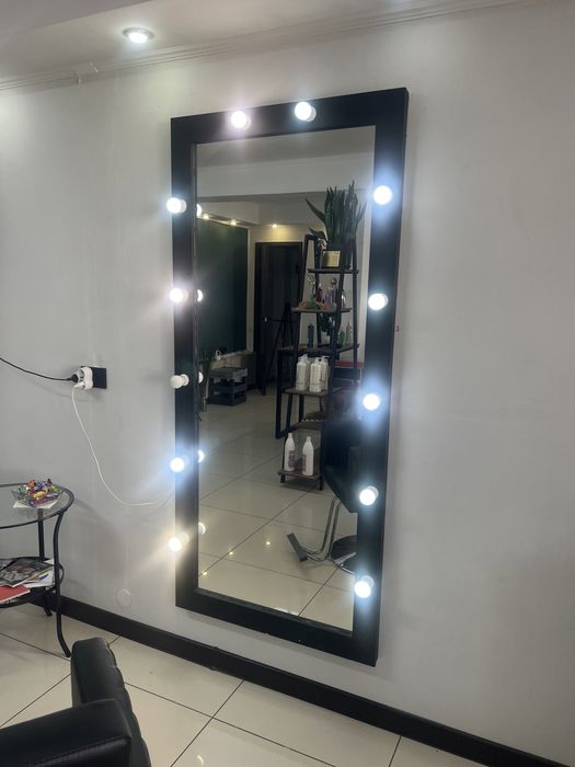 Продается зеркало с лампочками