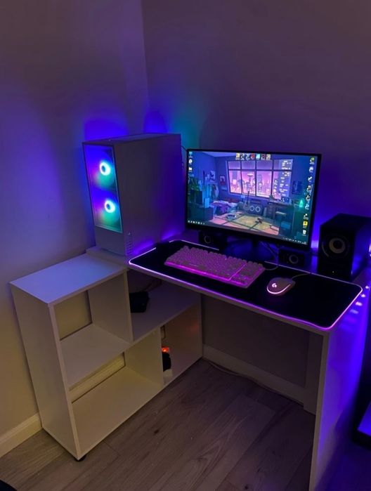 Kомпактный угловой рабочий стол с полками.