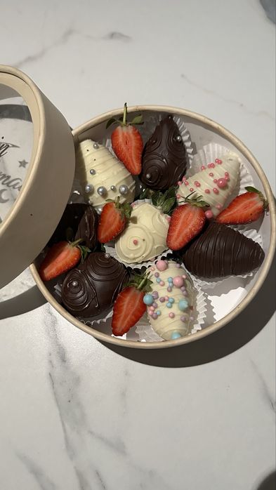 Клубника в школаде свежий