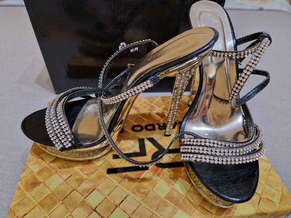 Дамски обувки на висок ток