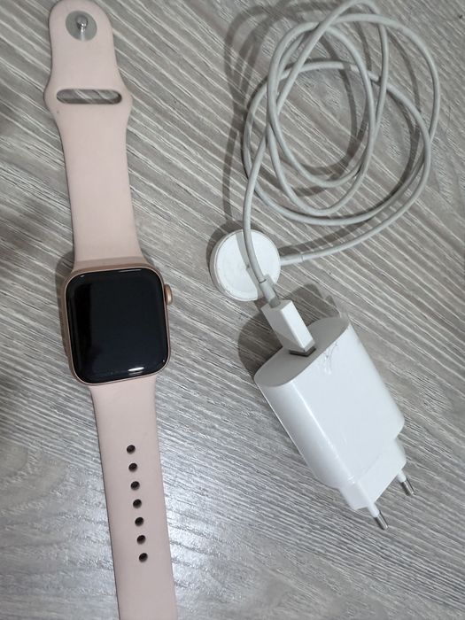 Продам часы Apple Watch SE 40MM