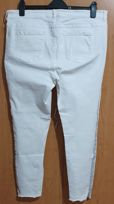 Vând pantaloni damă albi mărimea 46