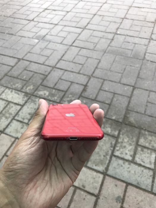 Продается iPhone se 2 поколения