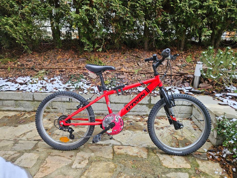 Червено колело B'twin с поставка за шише и стъпенка