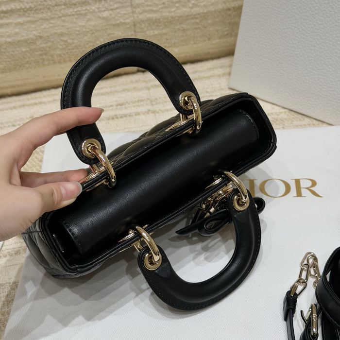 Geantă model Dior D-Joy