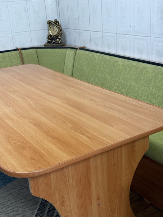 Продам кухоннный уголок со столом