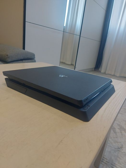 Плейстейшън 4 слим / PS 4 Slim