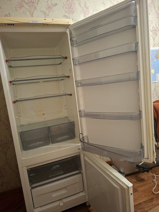 Холодильник б/у марки Snaige