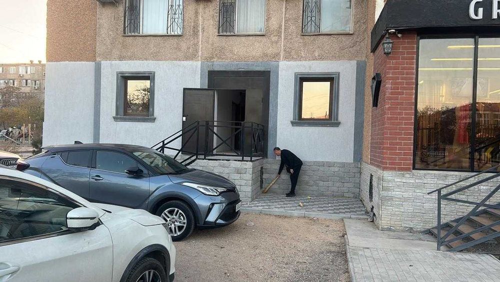 дверь и лестница металлическая