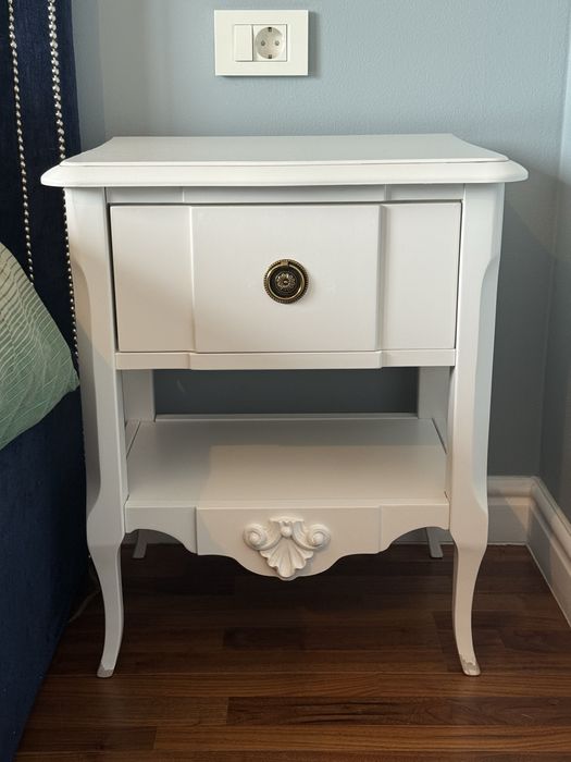 Set mobilier dormitor stil clasic alb – 2 noptiere + comodă