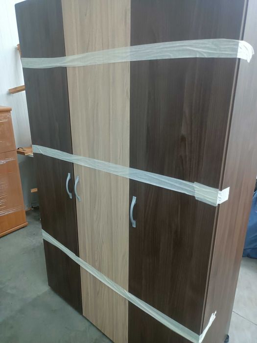 Продавам легло персон и половина и мебели