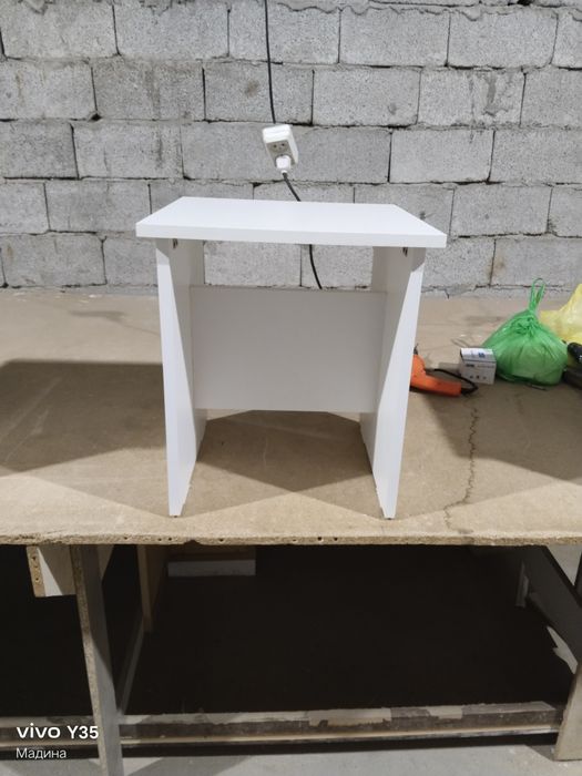 Табуретка ест кампютерныи столы