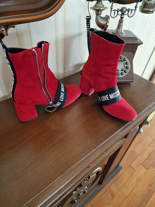 Botine love moschino