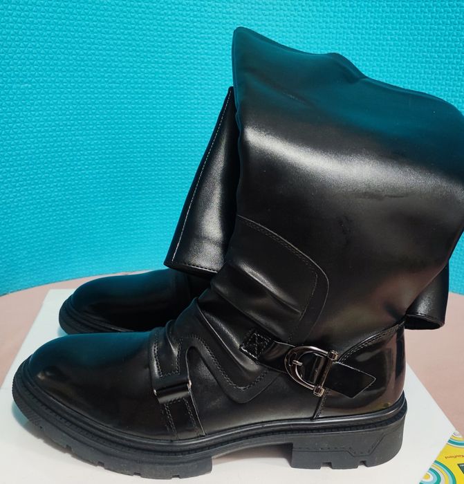 Продавам унисекс нови  ботуши