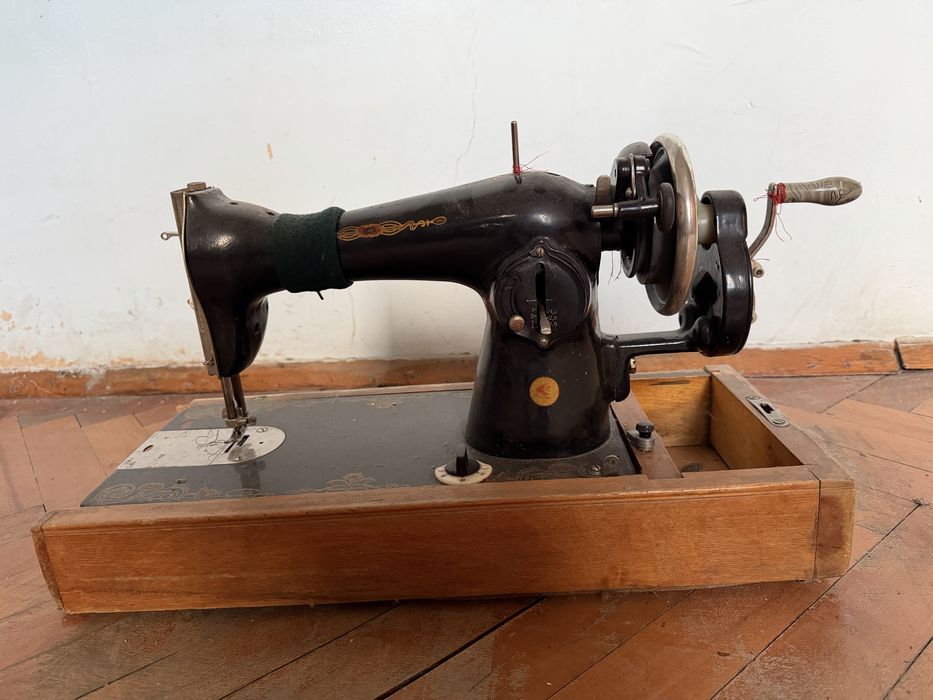 Ретро шевна машина с дървена кутия