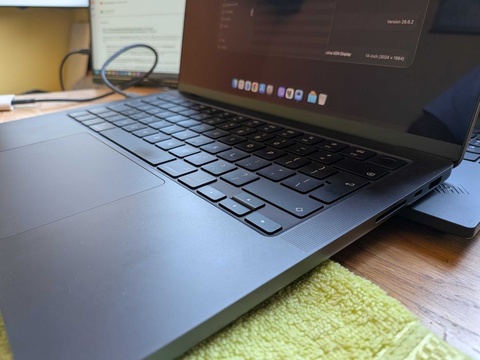 MacBook Pro 14" M5 10-CPU, 10-GPU, 16GB RAM, 512GB SSD В ГАРАНЦИЯ 27/01/2027г