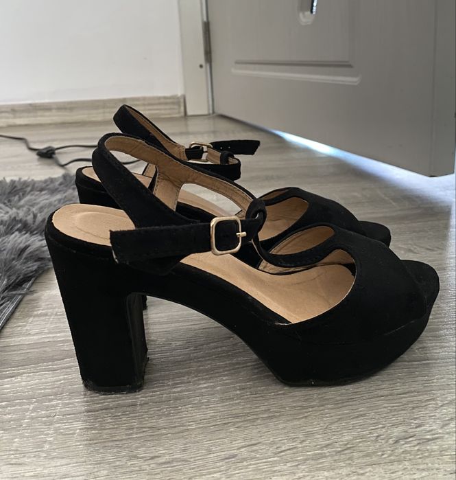 Елегантни сандали с ток