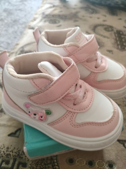 Кроссовки для девочки