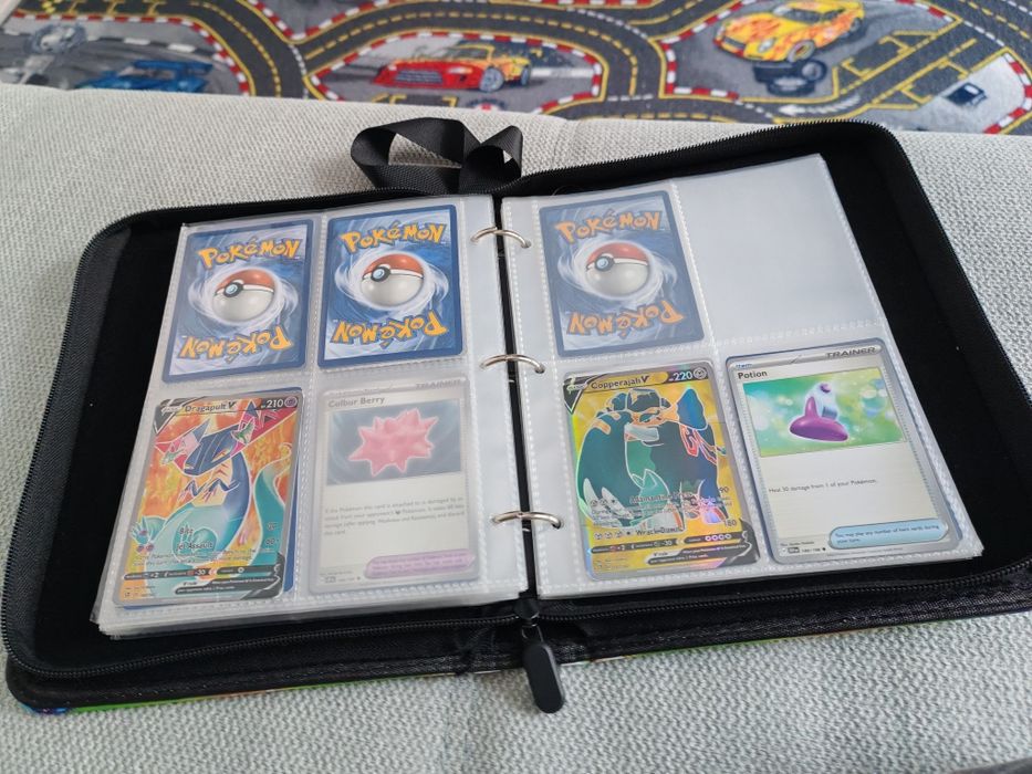 Album cu 137 de cartonașe pokemon
