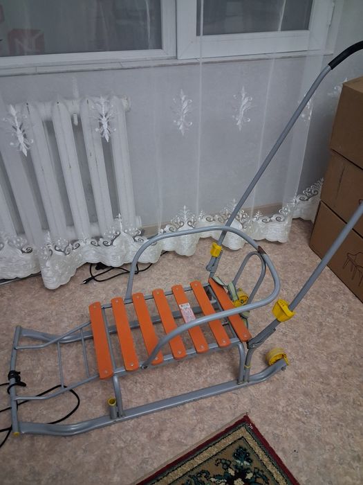 Санки и детский столик