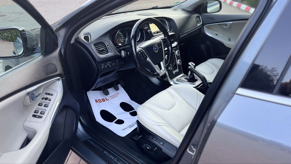VOLVO V40 D4//  Xenon// Panoramic //Navigatie // Camera marsalirr // Park Assist //