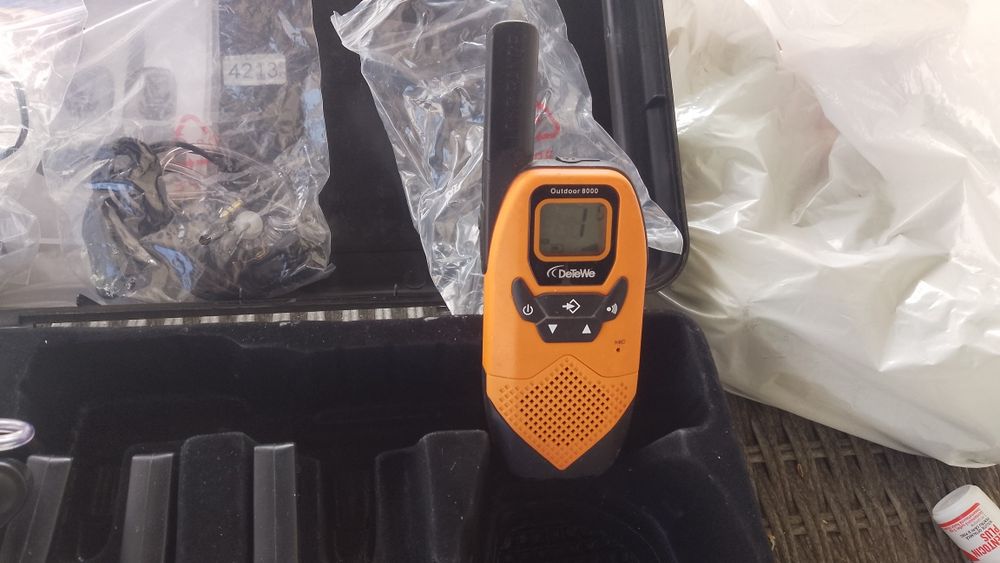 Set  4 Stații Radio Walkie-Talkie DeTeWe Outdoor 8000 PMR446 – Cu Geantă și Accesorii