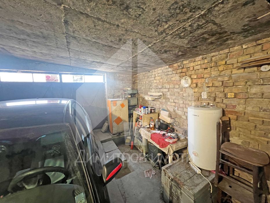 Продава самостоятелна двуетажна къща с двор от 600 м2 и ГАРАЖ. Център!