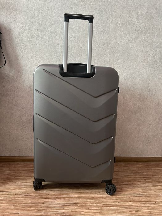 Продам Чемодан