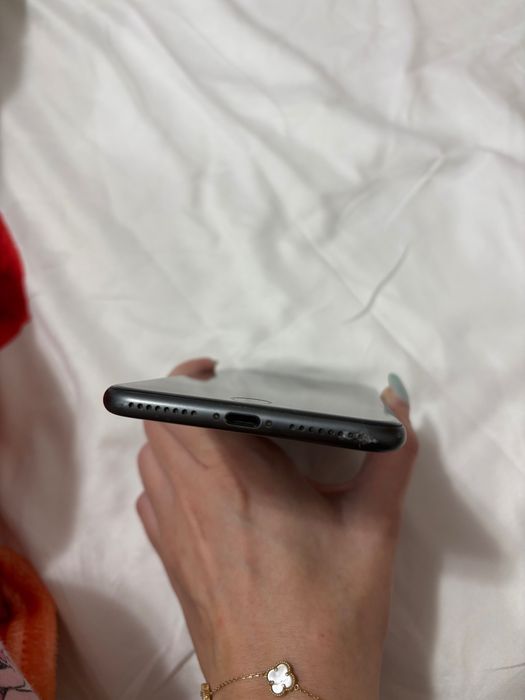 Iphone 8 Plus 64GB, Negru + 3 huse