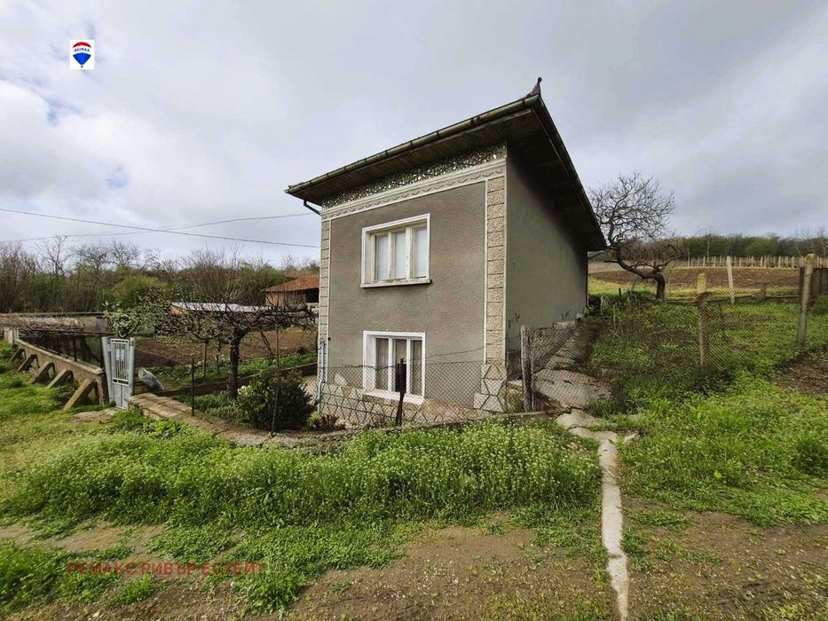 Селска къща с голям двор в с. Караманово