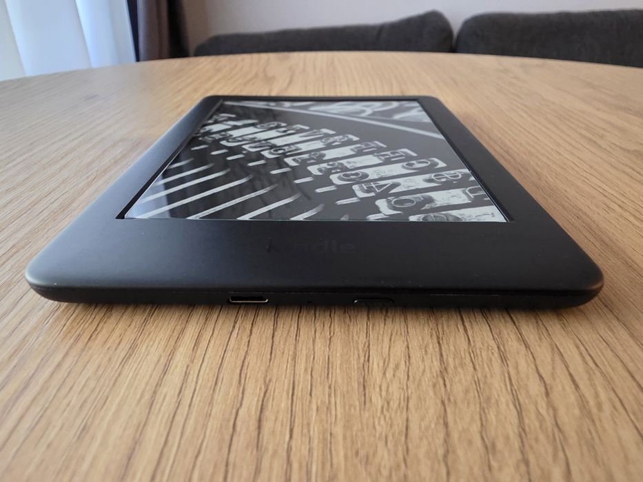 Amazon Kindle 10th Gen (с подсветка) + оригинален калъф, кутия и кабел