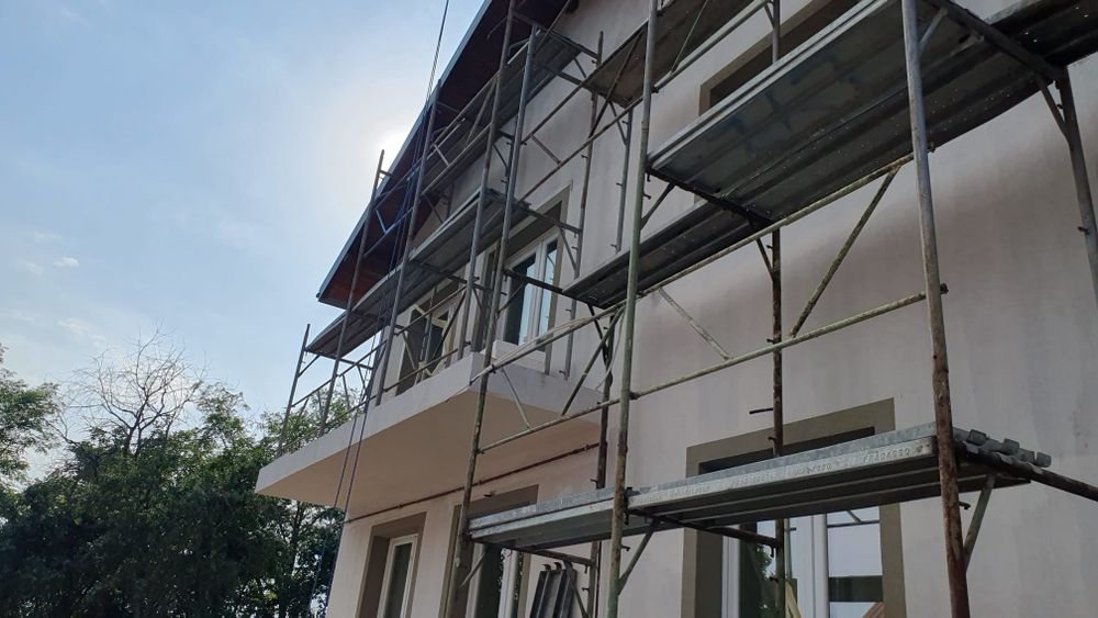 Executam lucrări în domeniul construcțiilor .