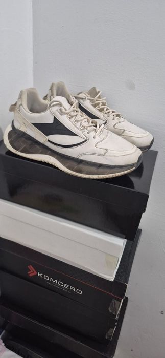 Кроссовки уни белого цвета