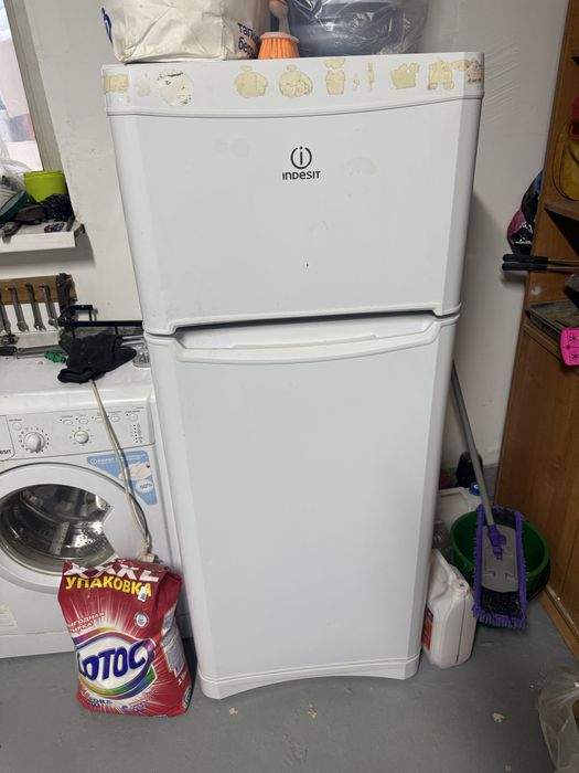 Продам холодильник indesit