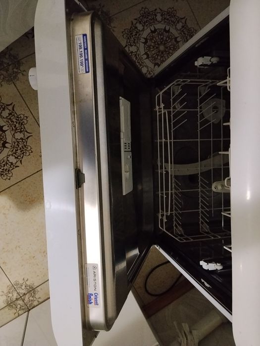 Продам посудомоечную машину Ariston