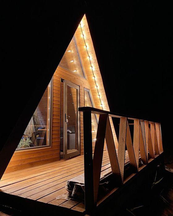 Домик в горах с видом на город