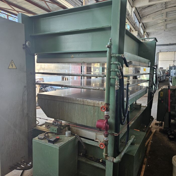 Топла преса за врати и фурнир с размери 2500мм. х 1300мм.