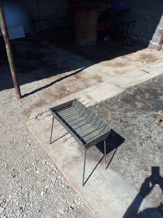 Мангал для шашлыка с шампурами.