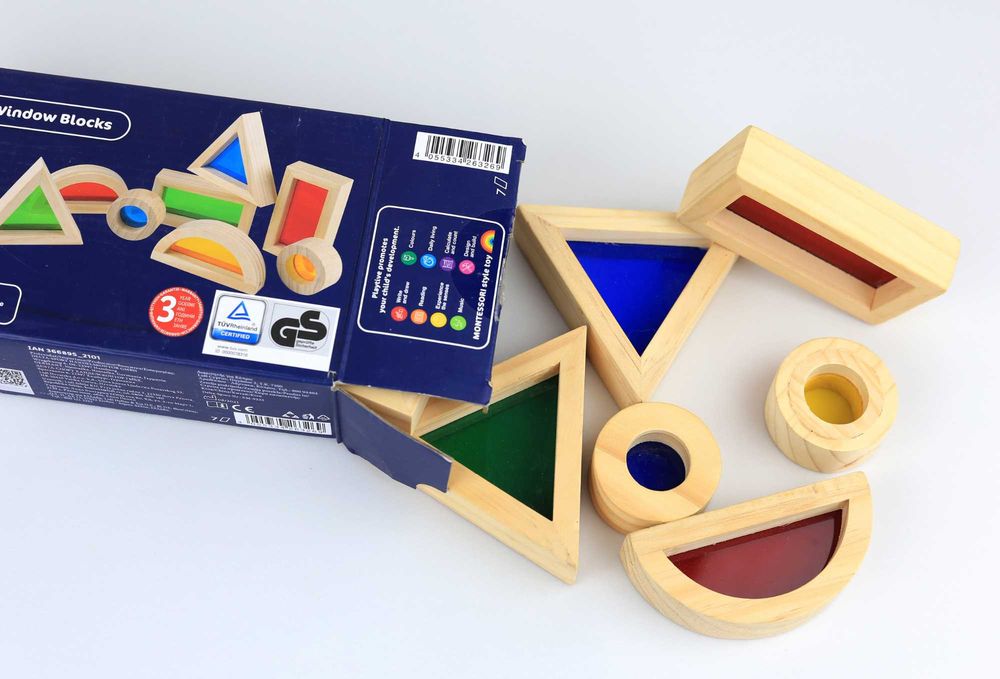 Образователни дървени геометрични фигури с цветни плаки на Playtive.