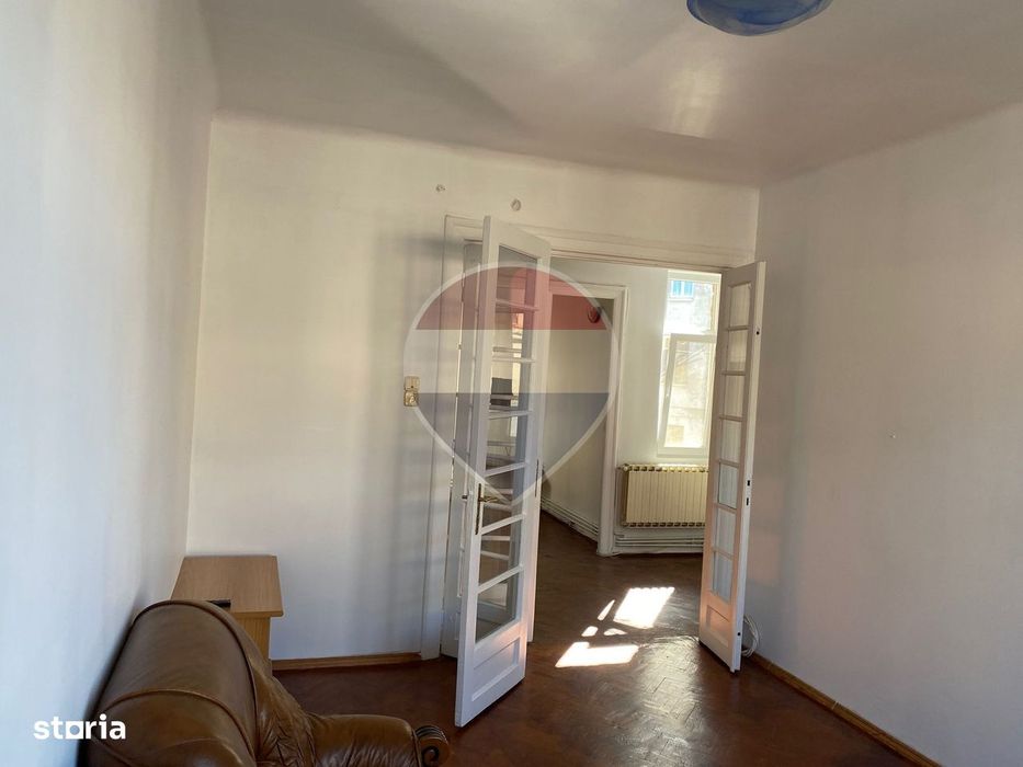 3 camere Centrul Vechi, vedere Calea Victoriei, clădire interbelică