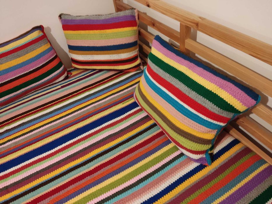 Ръчно излетен комплект на една кука - шалте с 4 калъфки за възглавници